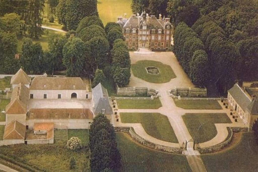 Charming Romantic Tower In Chateau Estate Ocquerre Exterior photo